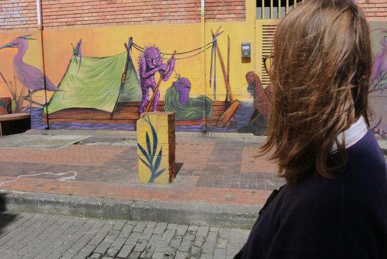 Contemplando un grafiti de Bogotá