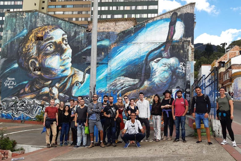 Foto do grupo durante o free tour de street art