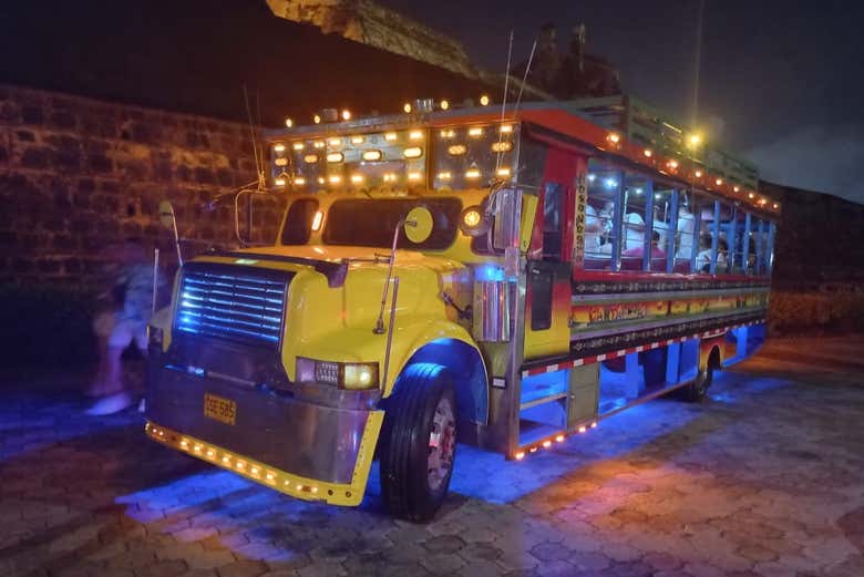 Tour en chiva rumbera por Cartagena + Fiesta en una discoteca ...