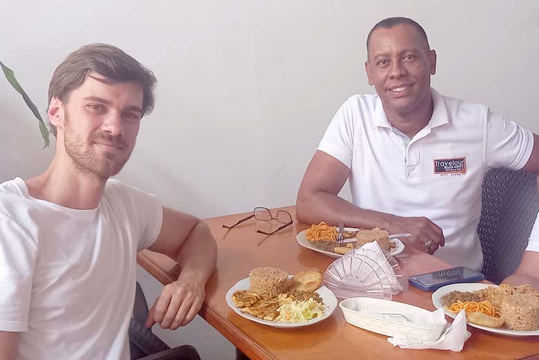 Disfrutando de un delicioso Almuerzo Local - Disfrutando de un delicioso Almuerzo Local