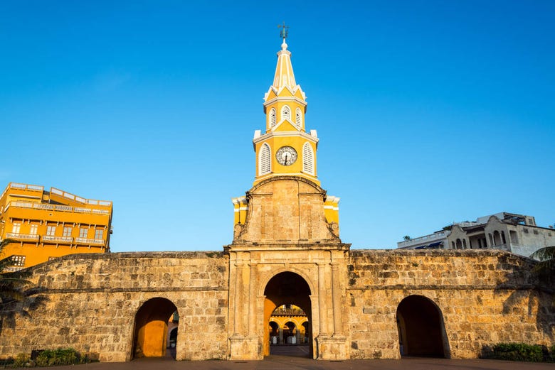Contemplando la Torre del Reloj de Cartagena de Indias