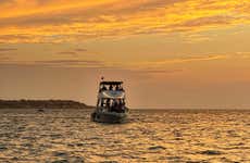Passeio de barco ao entardecer