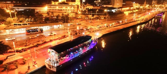 Paseo en barco con espectáculo y cena por Cartagena
