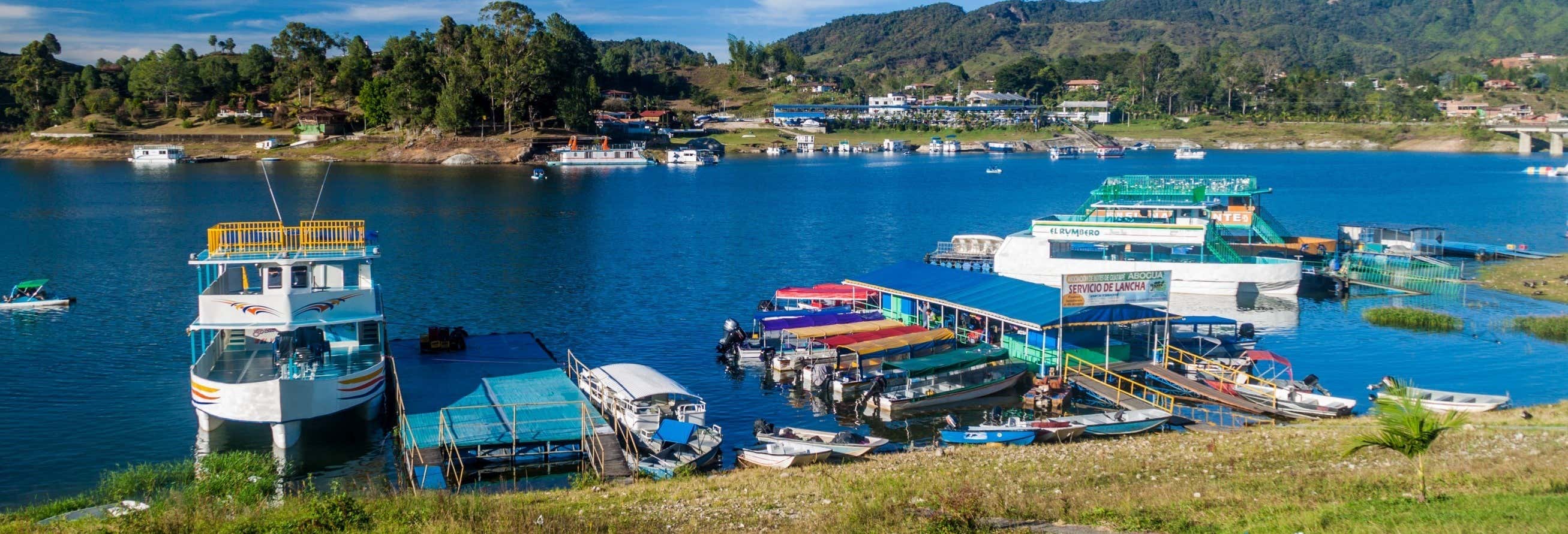 Alquiler de barco sin licencia en el embalse de Guatapé
