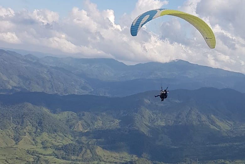 Volando en parapente sobre Guatapé