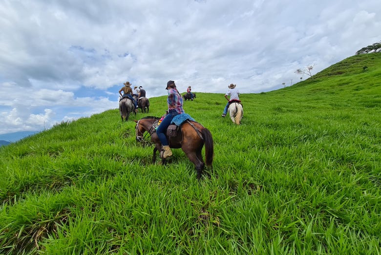 Disfrutando del paseo a caballo por Guatapé
