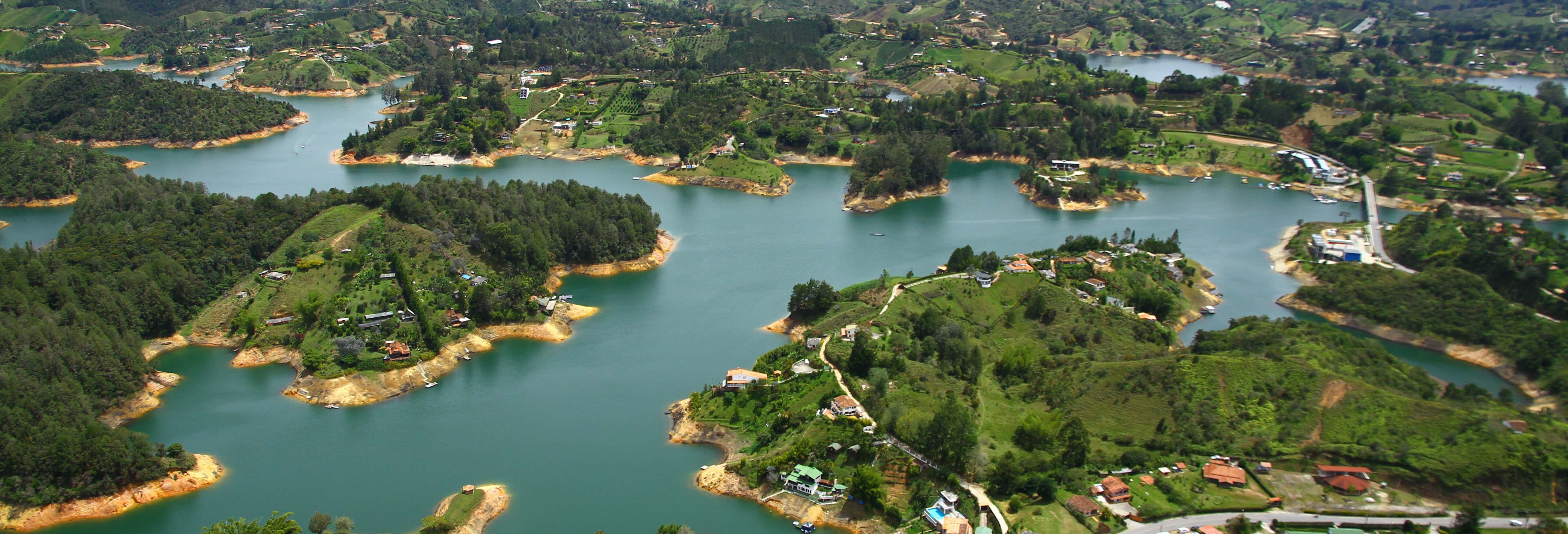 Parasailing en el embalse de Guatapé