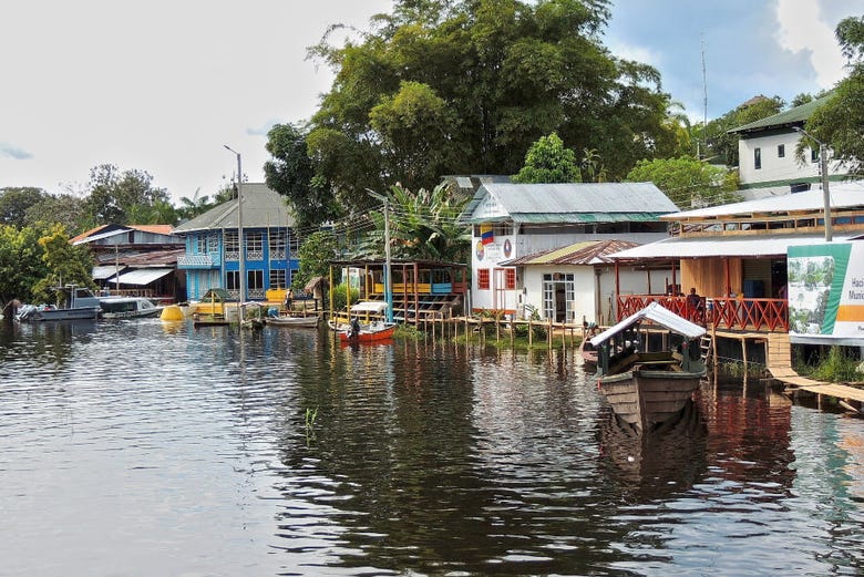 Casas junto ao rio Loretoyacu