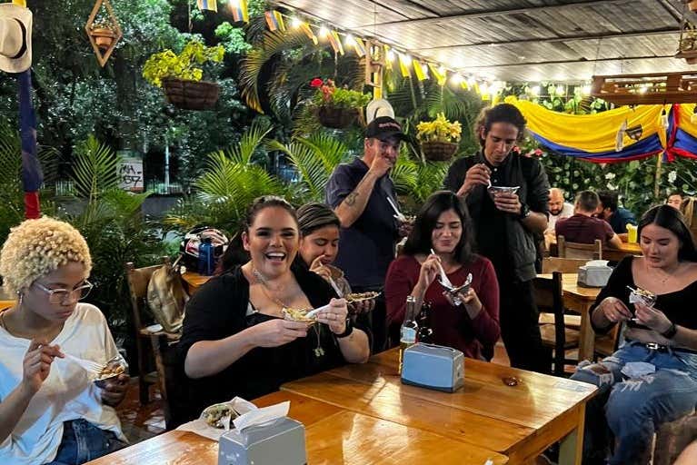 Tour nocturno en chiva rumbera + Degustación de comida callejera por ...