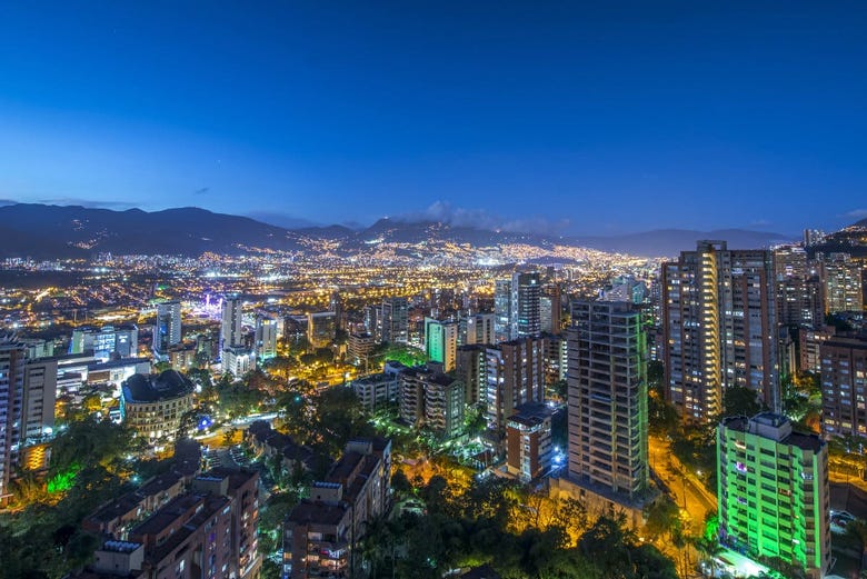 Panorámica nocturna de Medellín