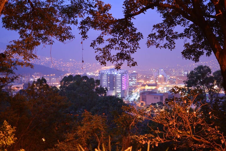 Skyline de Medellín bajo las luces nocturnas