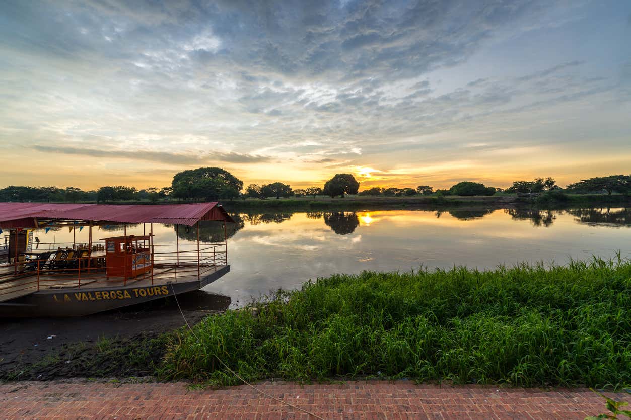 Paseo en barco privado al atardecer por Mompox