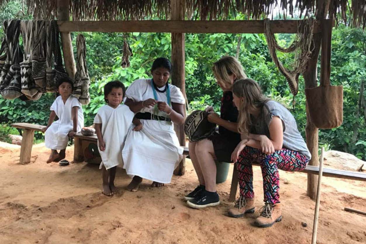 Taller de mochilas con una tribu arhuaca desde Palomino