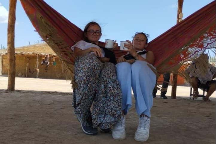 Disfrutando de una bebida en la ranchería wayuu - Disfrutando de una bebida en la ranchería wayuu