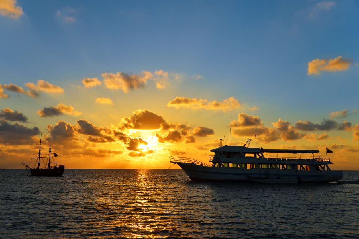 Paseo en velero al amanecer desde San Andrés