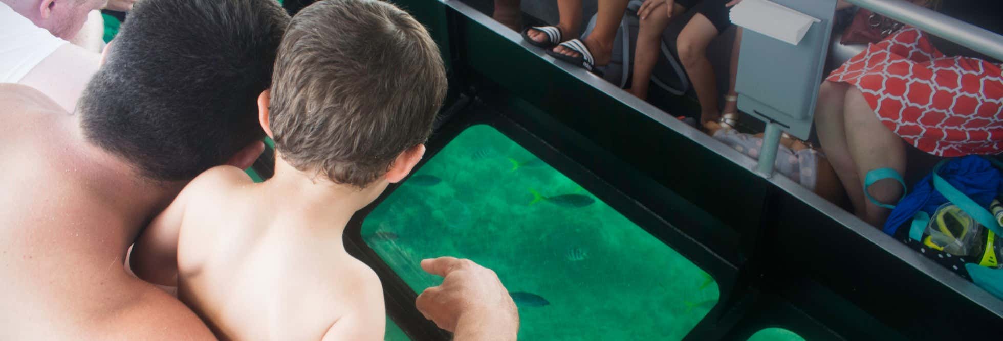 Paseo en barco con fondo de cristal desde San Andrés