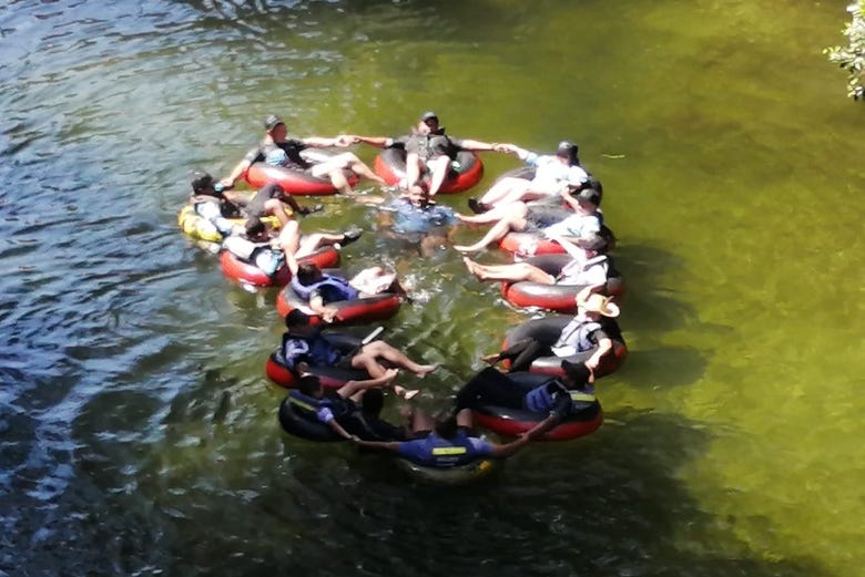 Foto de grupo en el río