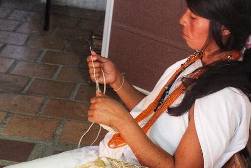 Mujer tejiendo en el Refugio Gotsezhy