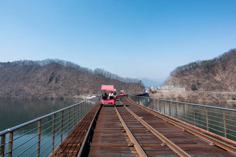 Rail bike sobre el río Nakdong