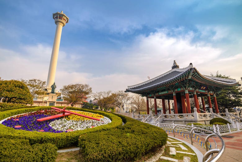 Orologio fiorito davanti alla Torre de Busan