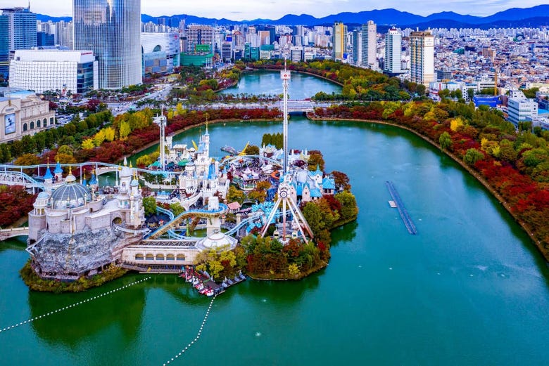 Vista aérea del Lotte World, un parque de atracciones similar a 