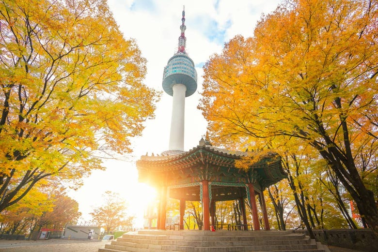 Torre de Seúl en otoño