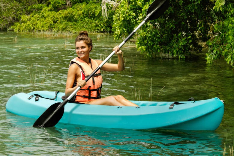 Navegando en kayak por los manglares