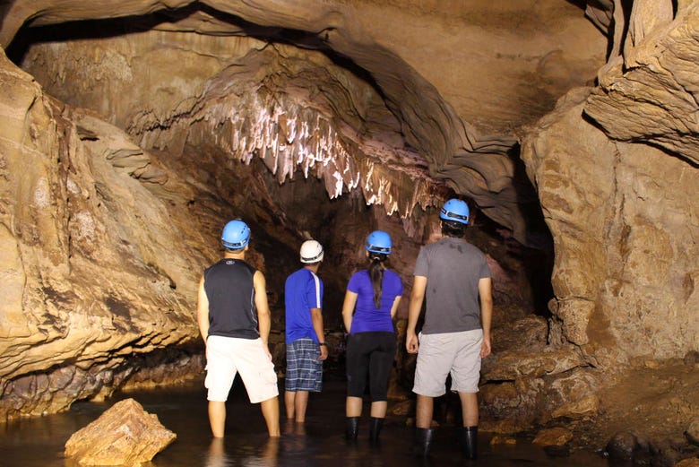 Explorando las cavernas de Venado