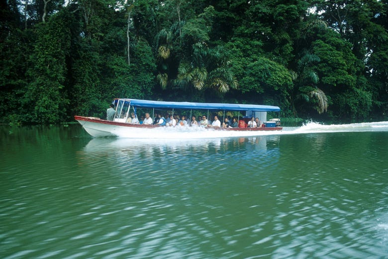 Une barque dans le parc Tortuguero