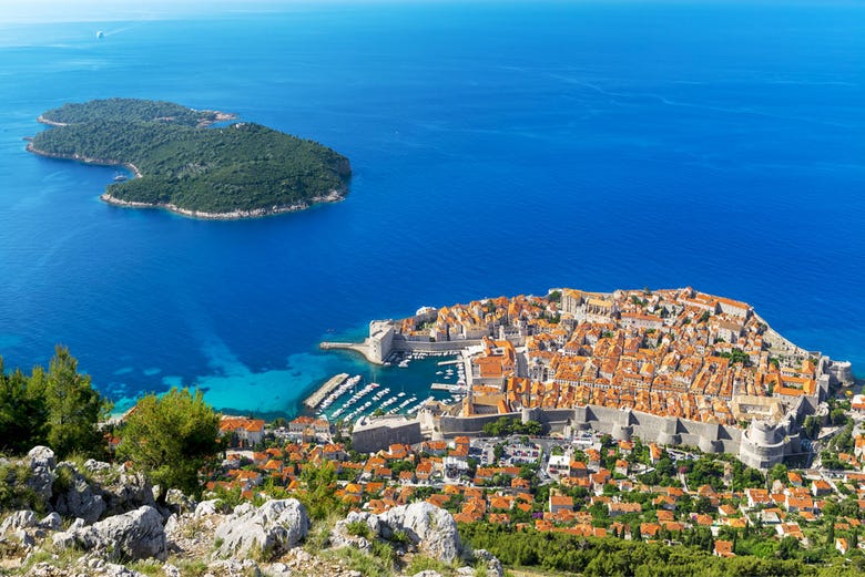 Vue panoramique sur Dubrovnik et l'île de Lokrum 