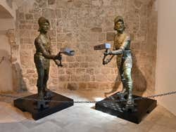 Réplica de los hombres del campanario