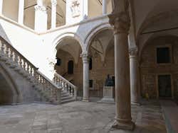 Patio del Palacio del Rector