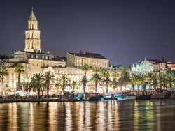 Vista nocturna de Split