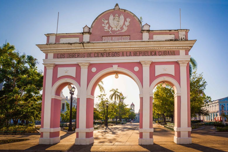 Arco colonial en el parque José Martí