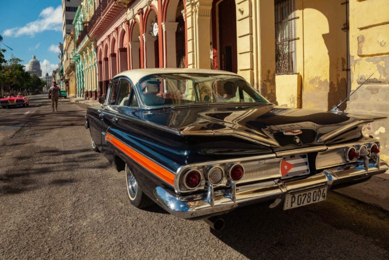 Percorrendo Havana de carro clássico
