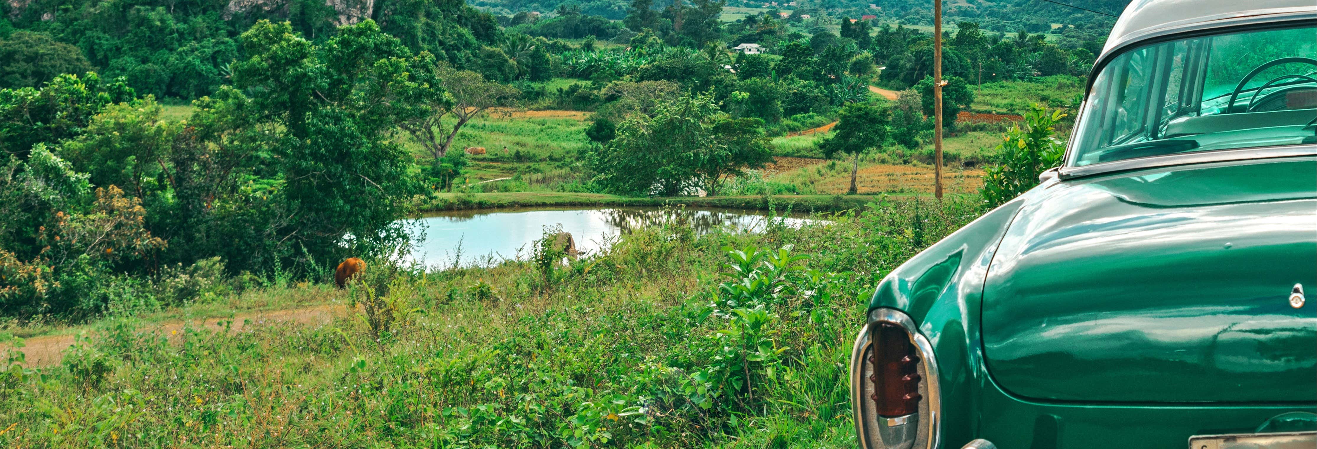 Excursión privada al Valle de Viñales en coche clásico desde La Habana