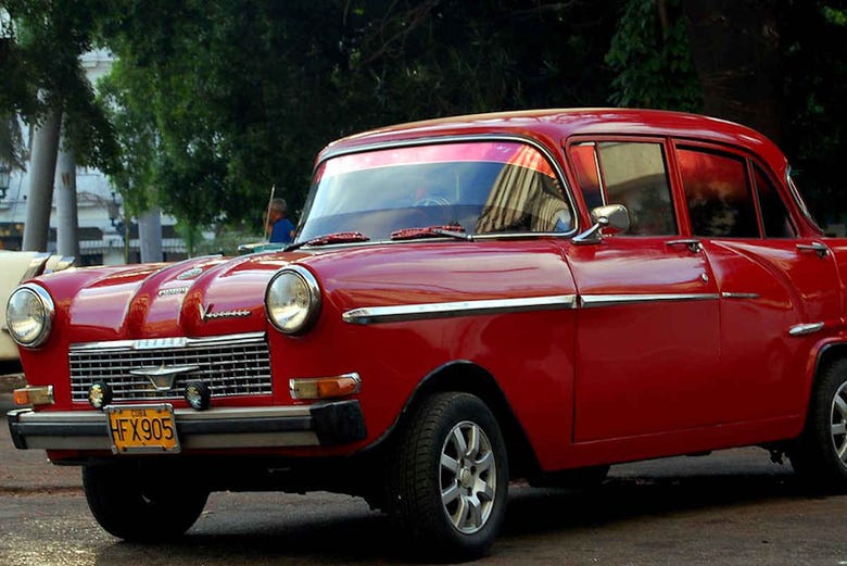 Ejemplar de coche clásico cubano