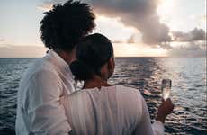 Balade en bateau dans la baie de Piscadera au coucher du soleil