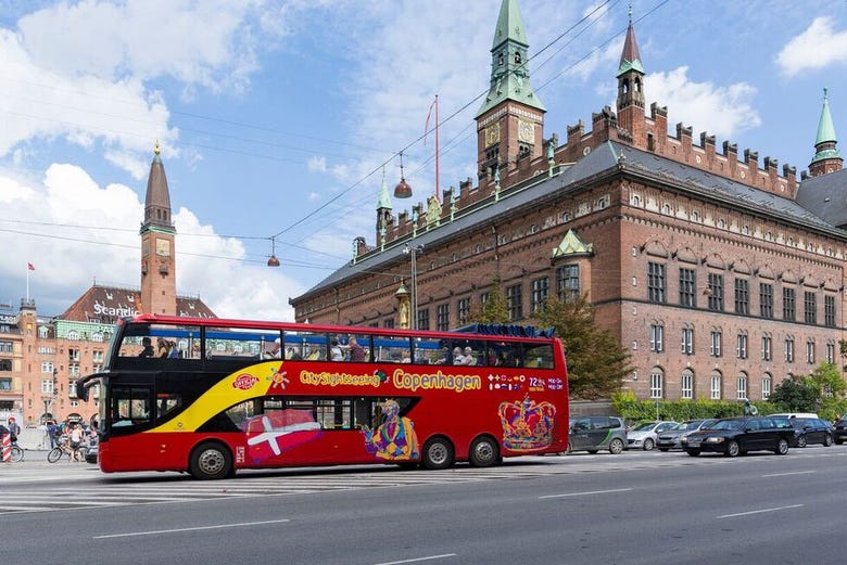 Percorrendo il centro di Copenaghen in bus turistico