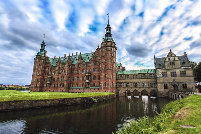 O Castelo Frederiksborg visto do exterior