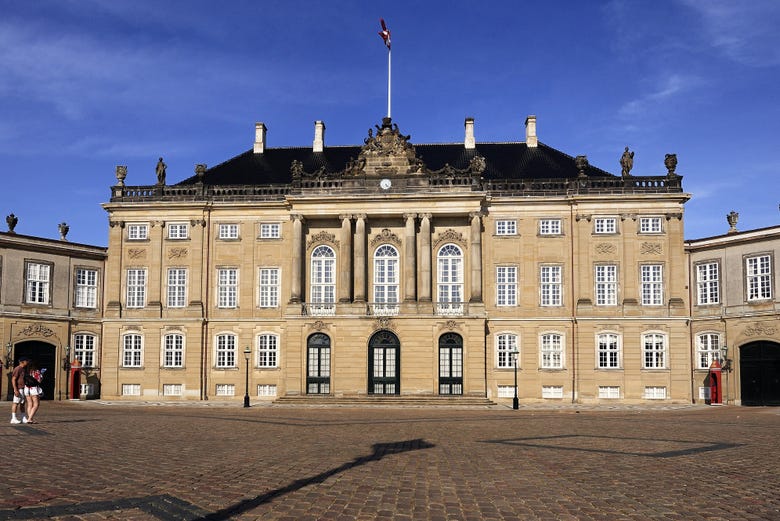 Passando pelo Palácio de Amalieborg