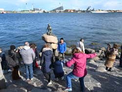 La Sirenetta circondata dai turisti