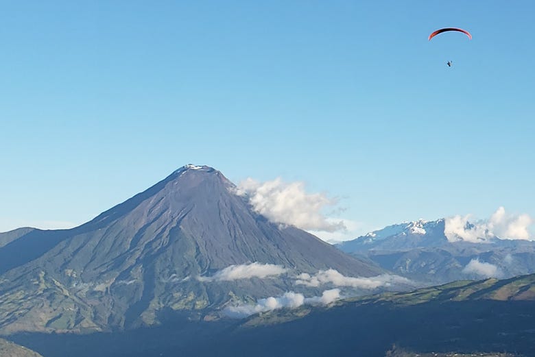 Sobrevolando las montañas de Ecuador