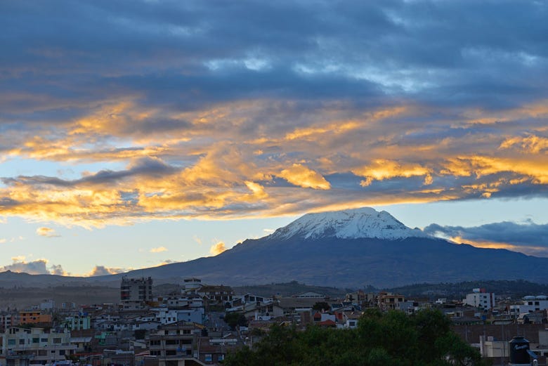 Chimborazo al atardecer sobre Riobamba