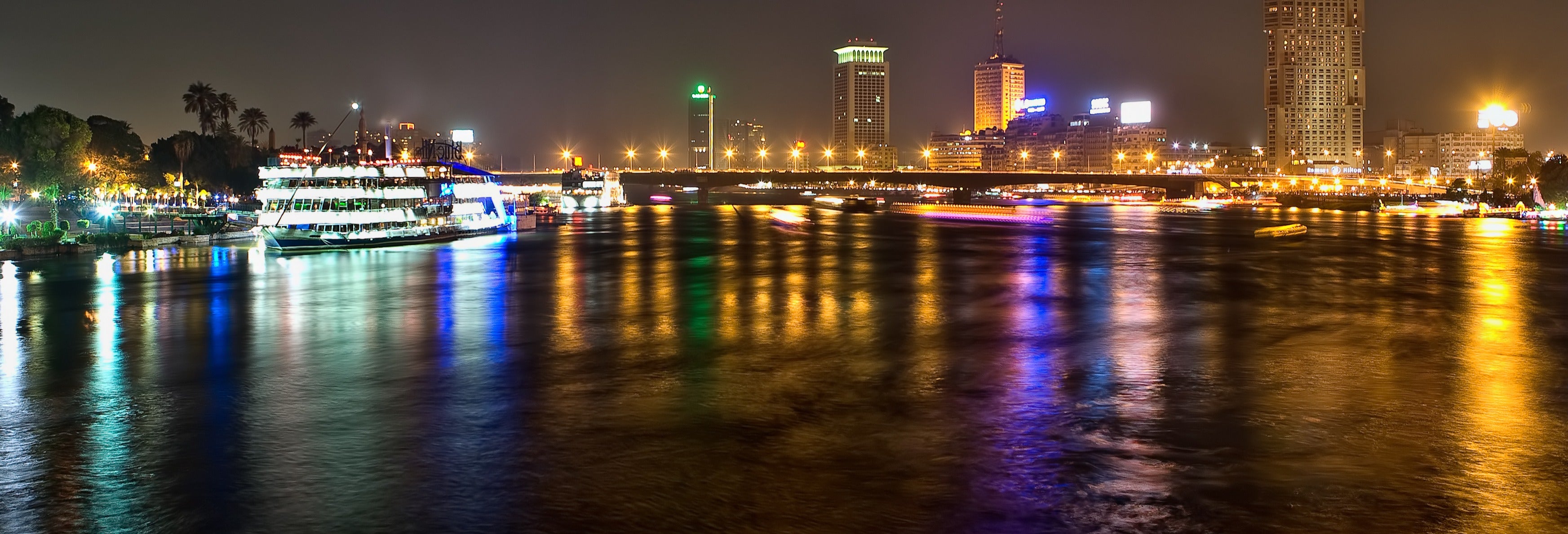 Crucero por el Nilo con cena y espectáculo desde El Cairo