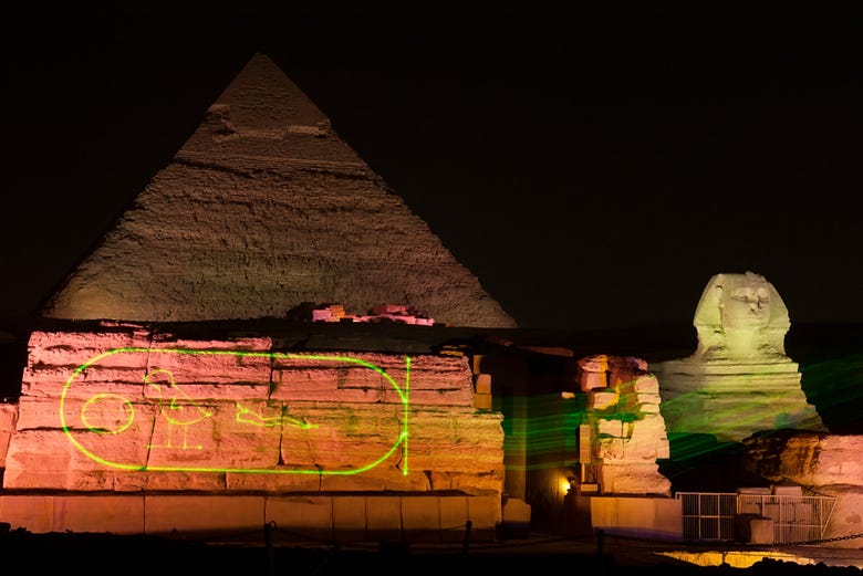 Spectacle nocturne dans les Pyramides de Gizeh