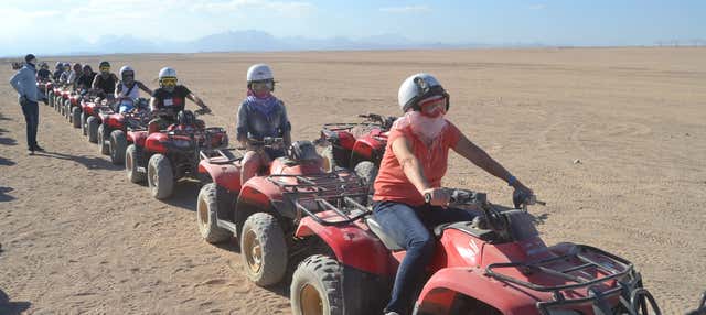 Tour de quadriciclo pelo deserto e jantar beduíno