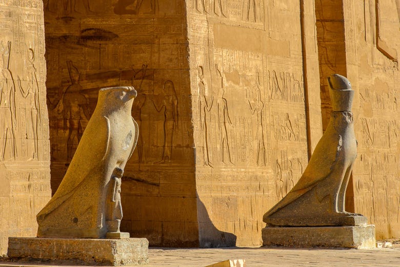 Exteriores del templo de Horus en Edfu