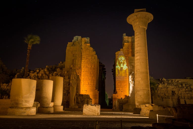 Espetáculo de luz e som no Templo de Karnak