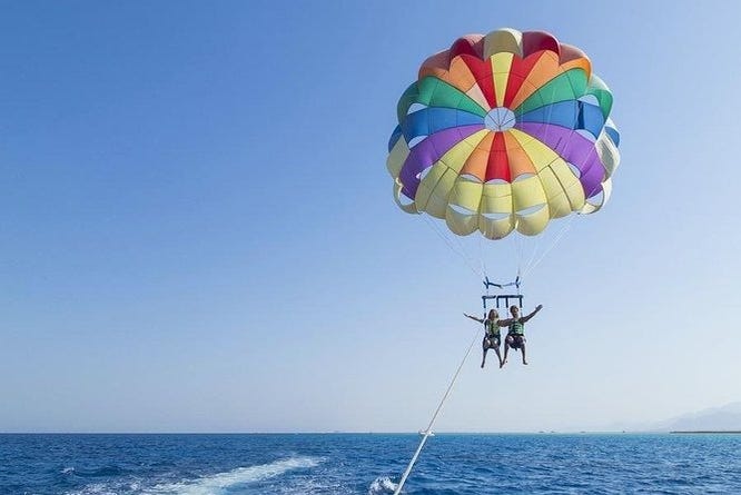 Practicando parasailing en Sharm el-Sheij